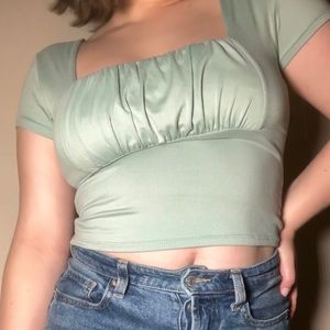 Sage green ruffle crop top🧚🏼‍♀️👑

Size small💲

Good condition